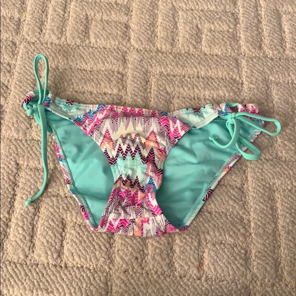 • Scrunch Butt Bikini Bottoms •